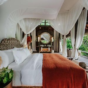 Kamar king kolam renang